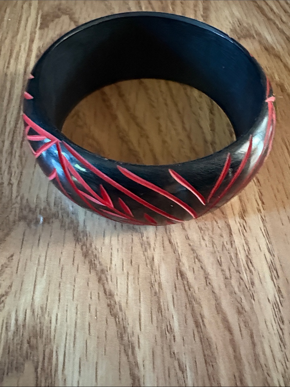 VINTAGE BAKELITE BLACK AND RED CARVED 7.5' BANGLE BRACELET - Picture 3 of 9